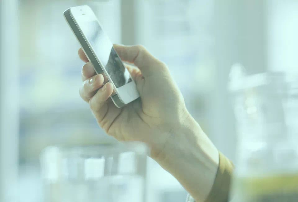 telefon w dłoni